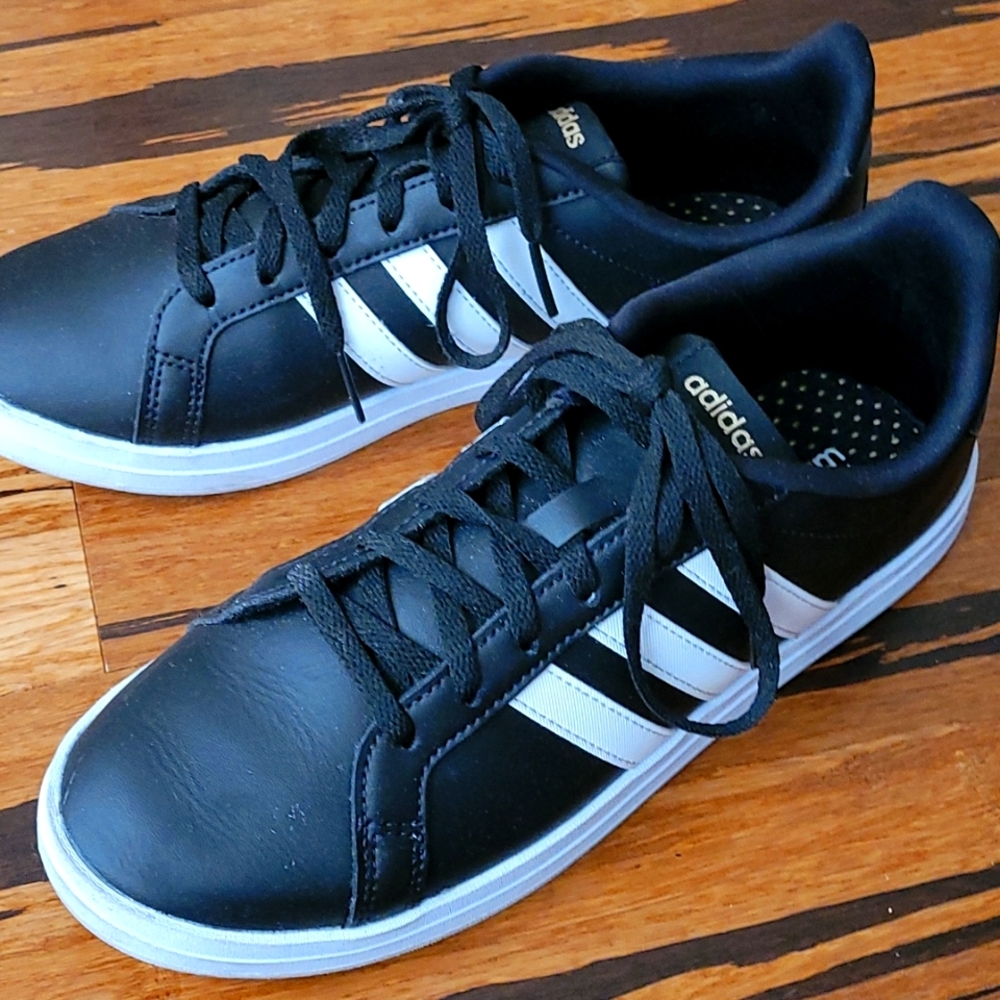 Courtpoint Adidas,  Black and white classic, nearly new!